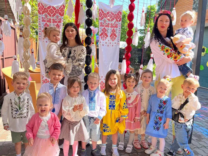 Діти й вихователі у вишиванках