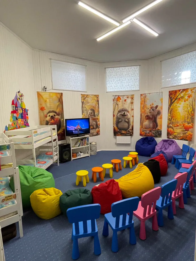 Укриття Bambini VILLA: спальня з двоярусними ліжками, телевізор, крісла-мішки та ігровий осередок